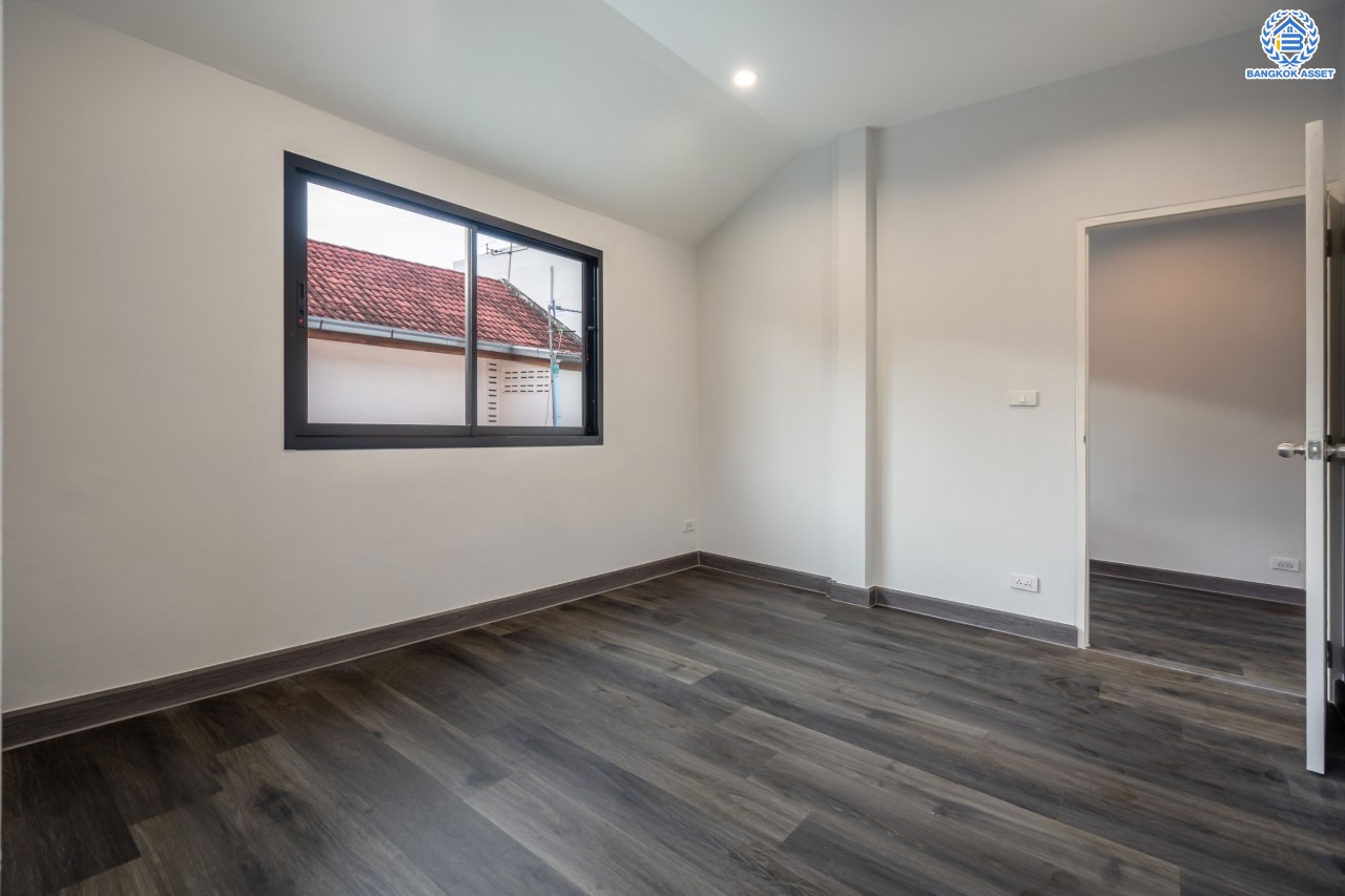 บ้านมือสองตกแต่งใหม่ ม.กฤษดานคร แจ้งวัฒนะ เนื้อที่ 63 ตร.ว. ฟังก์ชันจัดเต็ม 3 ห้องนอน 2 ห้องน้ำ 1 ห้องอเนกประสงค์ จอดรถได้ 2 คัน ดีไซน์ Classic บนทำเลศักยภาพ เชื่อมต่อหลายเส้นทาง ใกล้ทางด่วนแจ้งวัฒนะ, เซ็นทรัลแจ้งวัฒนะ และรถไฟฟ้าสายสีชมพู "สถานีแจ้งวัฒนะ-ปากเกร็ด 28"